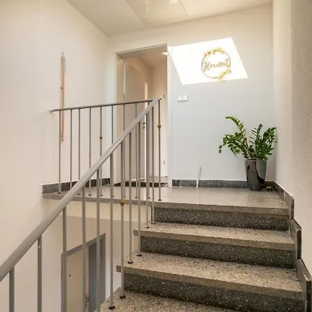 Lovely 2-bedroom Unit In Duesseldorf Tastefully Furnished *